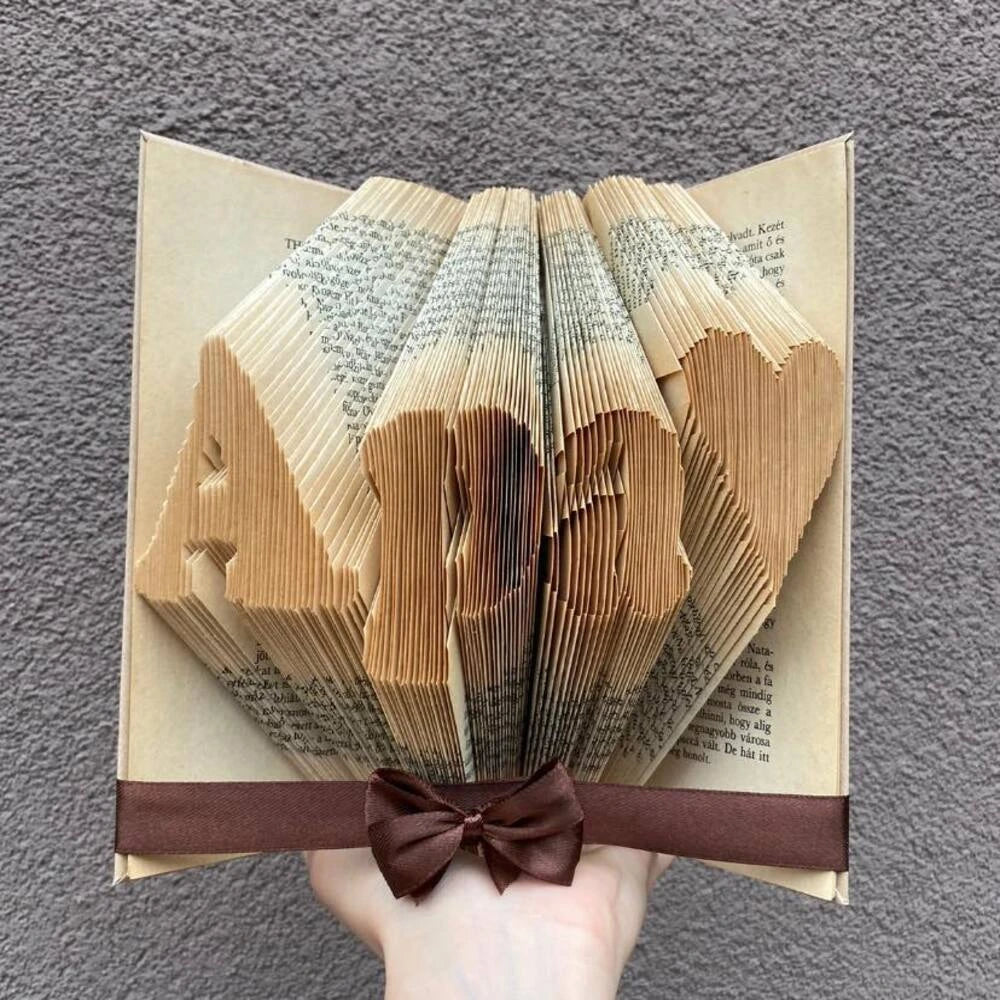 "APA" könyvszobor szívvel