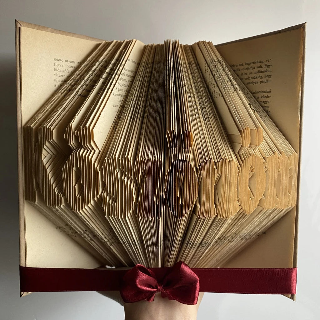 "KÖSZÖNÖM" könyvszobor