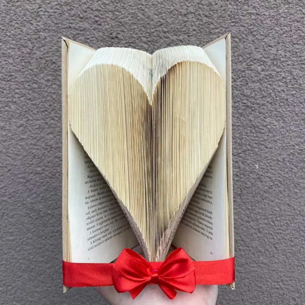 Könyvszobor "SZÍV" motívummal