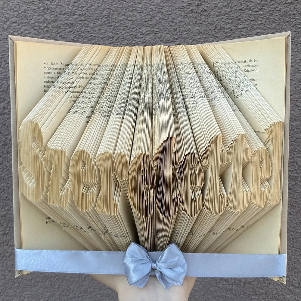 10-12 karakteres könyvszobor bármilyen névvel, szöveggel vagy dátummal