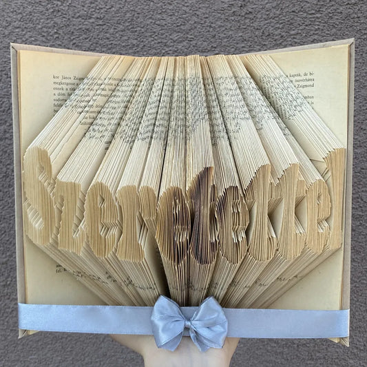 10-12 karakteres könyvszobor bármilyen névvel, szöveggel vagy dátummal