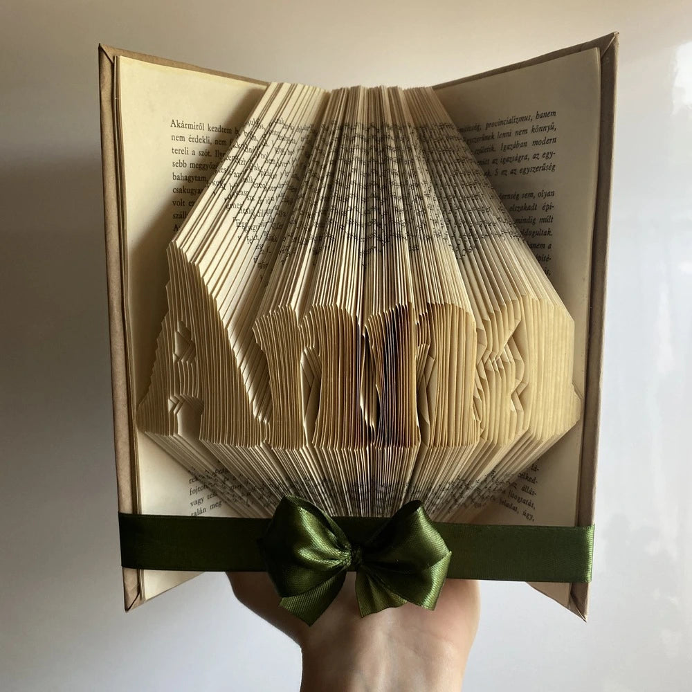 1-4 karakteres könyvszobor bármilyen névvel, szöveggel vagy dátummal