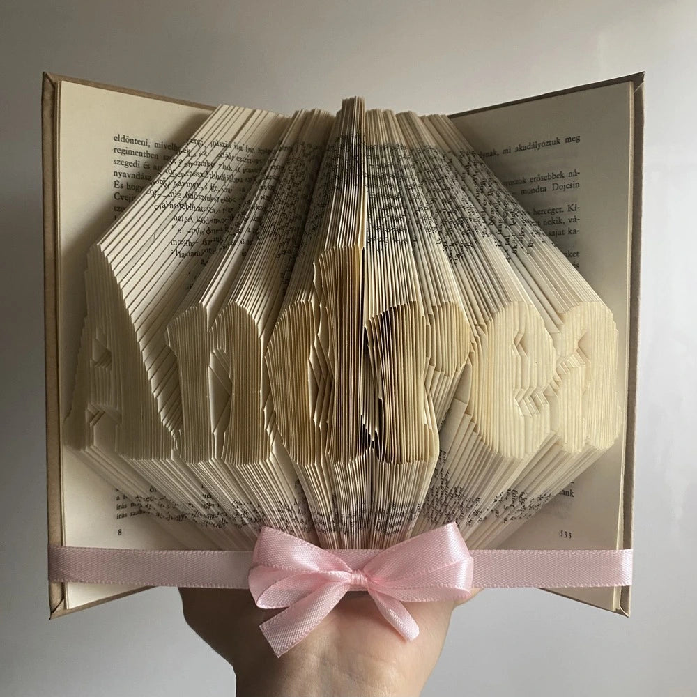 5-7 karakteres könyvszobor bármilyen névvel, szöveggel vagy dátummal