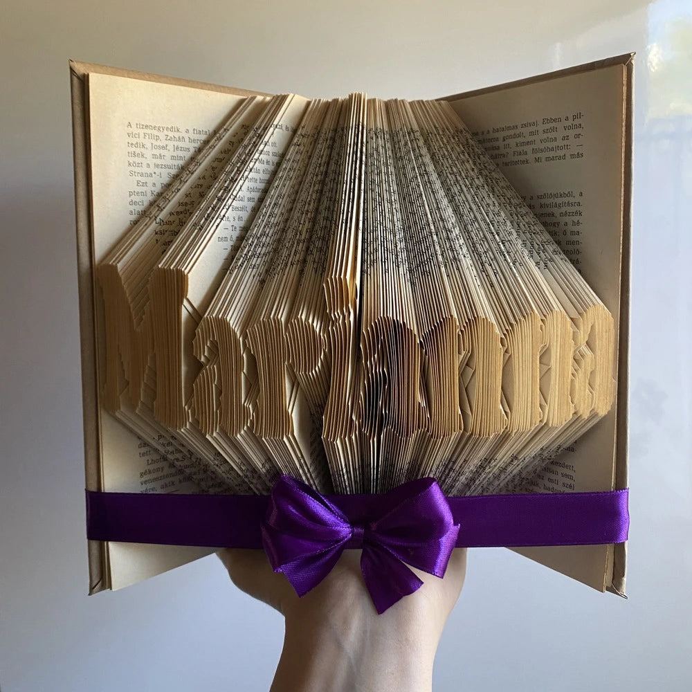 8-10 karakteres könyvszobor bármilyen névvel, szöveggel vagy dátummal