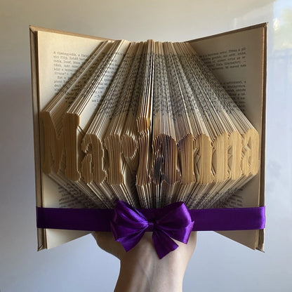 8-10 karakteres könyvszobor bármilyen névvel, szöveggel vagy dátummal