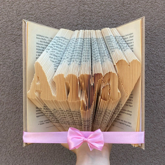 "ANYA" könyvszobor szívvel