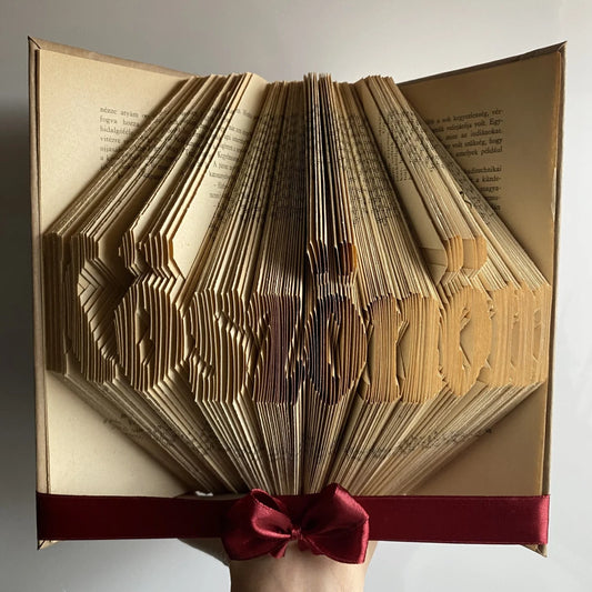 "KÖSZÖNÖM" könyvszobor