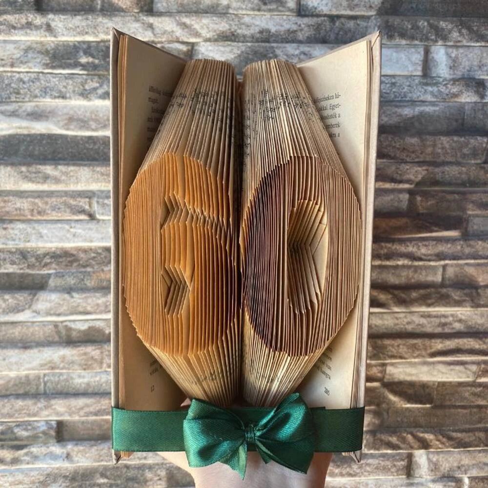 Egyedi számos könyvszobor