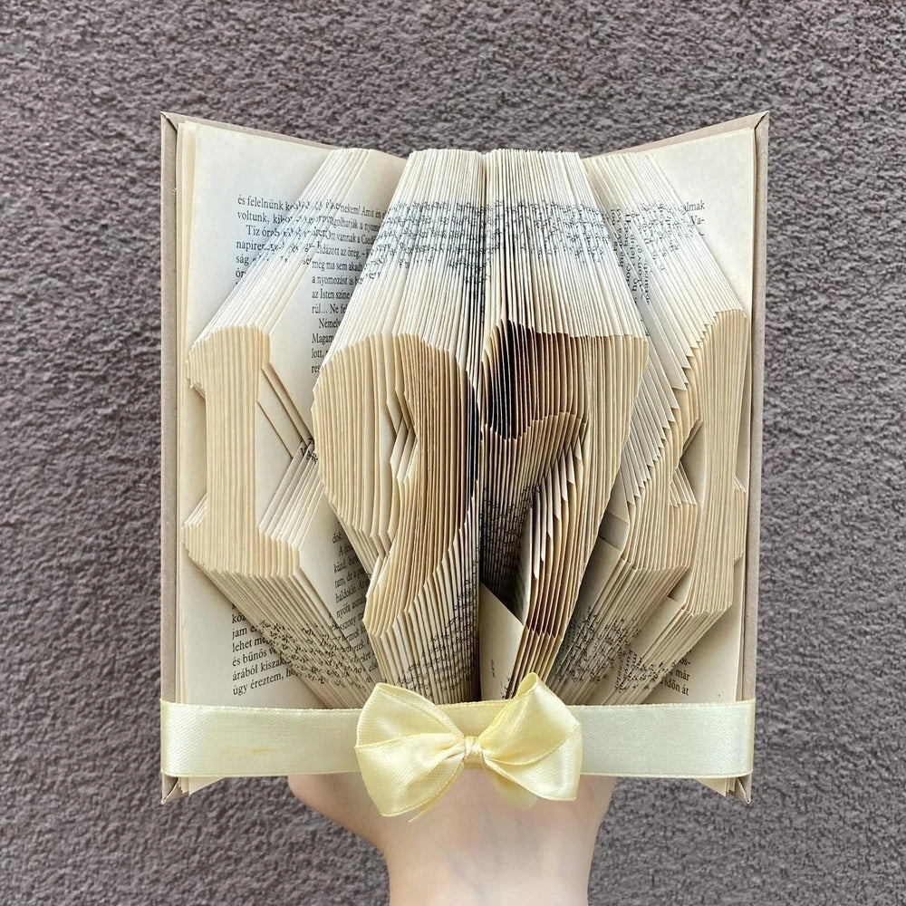 Egyedi számos könyvszobor