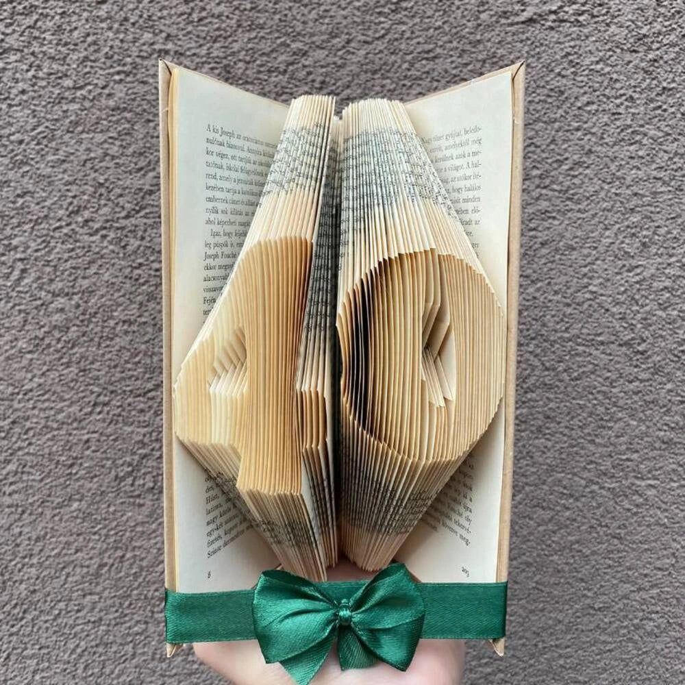 Egyedi számos könyvszobor