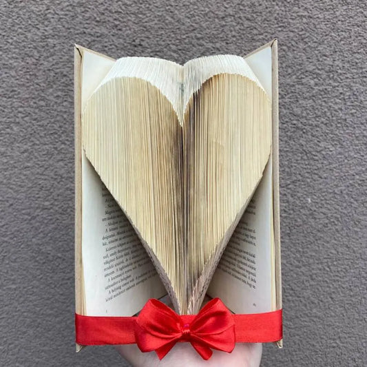 Könyvszobor "SZÍV" motívummal